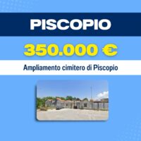 Immagine di un cimitero a Pisciopio: ampia area con tombe e pini, inquadratura esterna soleggiata.