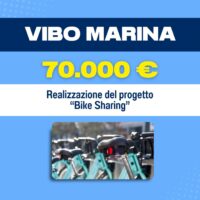 Gruppo di biciclette in sharing presso Vibo Marina, progetto Bike Sharing, fondo blu con testo 70.000 €, descrizione in italiano.