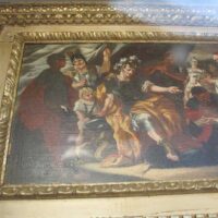 Dipinto barocco in cornice d’oro, scena di gruppo con figure religiose e nobili in abiti drammatici.
