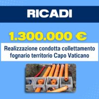 Immagine promozionale: impianti fognari in cantiere, tubazioni arancioni e operai al lavoro, con testo Ricadi e importo 1.300.000 € in evidenza.