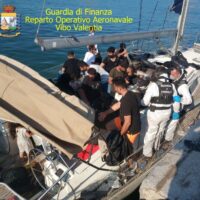 Gruppo di migranti a bordo di uno yatch durante operazione di soccorso da parte della Guardia di Finanza, Reparto Operativo Aeronavale Vibo Valentia.