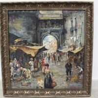 Veduta pittorica di una piazza affollata sotto archi, mercati all’aperto e persone indaffarate in un mercatino cittadino.