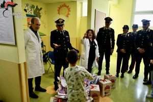 Carabinieri uova di Pasqua pediatria ospedale Crotone