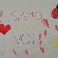 Disegno colorato con scritte “SIAMO CON VOI” accompagnato da cuori, insetti e sole, stile disegno infantile su carta.