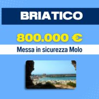 Banner promozionale Briatico con testo 800.000 €, Messa in sicurezza Molo e immagine di spiaggia e costa sullo sfondo