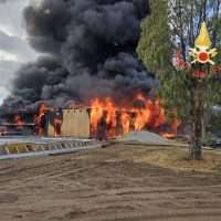 incendio cantiere scuola isola capo rizzuto 17-9-2025 (3)