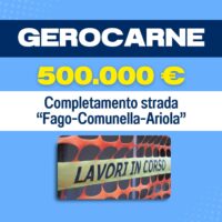 Titolo promozionale ‘Gerocarne 500.000€’ con breve descrizione e cartelli ‘Lavori in corso’ su sfondo blu.