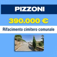 Cartello pubblicitario Pizzoni ristrutturazione cimitero comunale, strada panoramica e cipressi, immagine promozionale con prezzo e contesto locale.