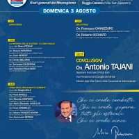 Poster blu con testo in italiano: evento domenica 3 agosto, presentazione di Antonio Tajani con firma. Ritratto e firma in basso.