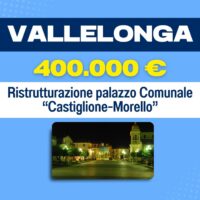 Cartellone promozionale Vallelonga 400.000 €, ristrutturazione palazzo comunale Castiglione-Morello, immagine notturna del borgo illuminato.