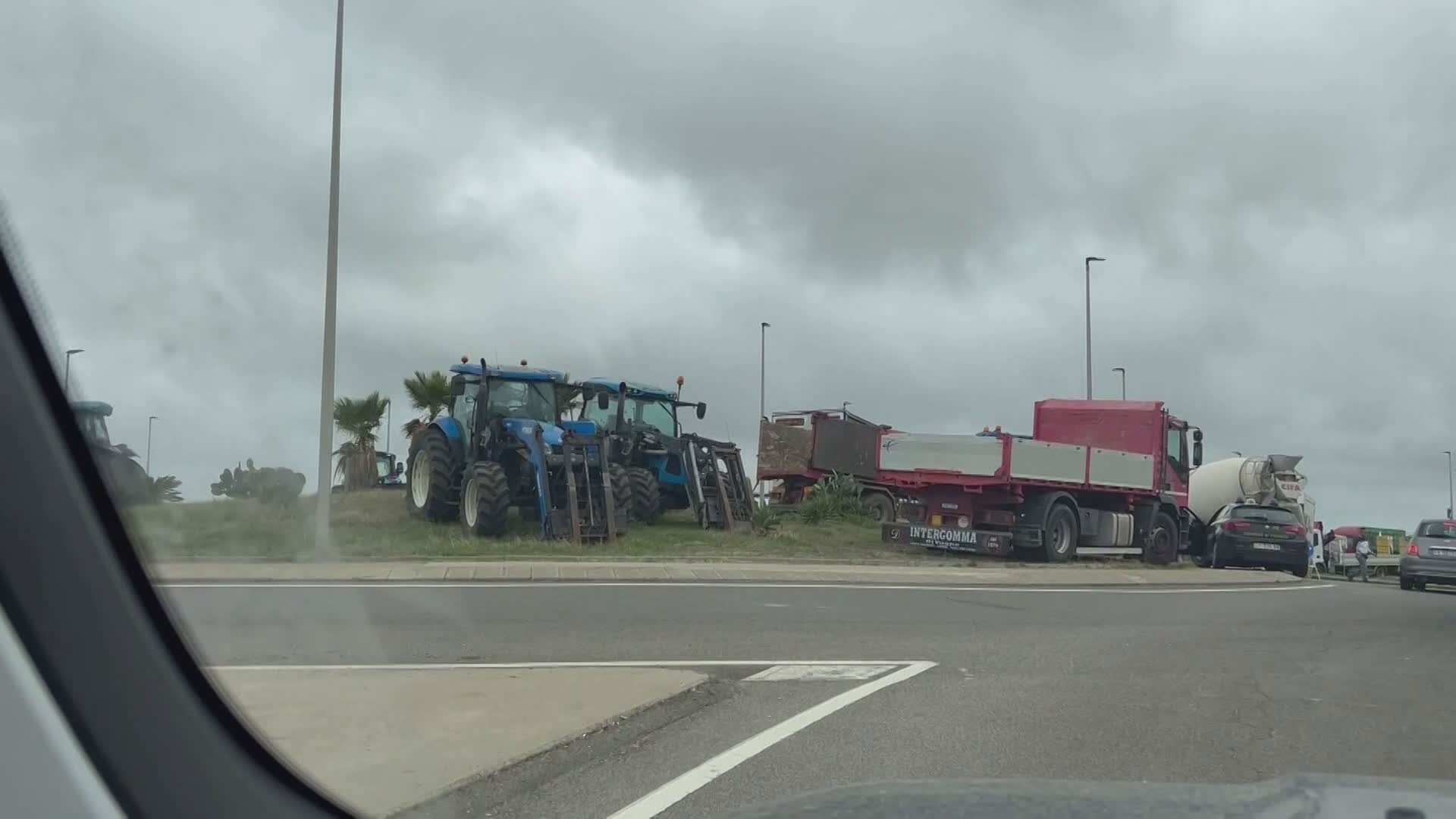 Sospeso il fermo degli autotrasportatori: rimane il presidio degli agricoltori