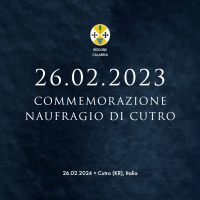 Poster blu scuro con testo bianco: 26.02.2023 commemorazione naufragicutro di Cutro, logo vicino in alto, dettagli in basso.