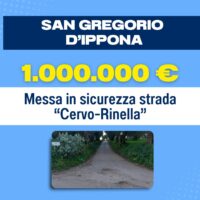 Cartello stradale italiano: San Gregorio d'Ippona, 1.000.000 €, Messina sicurezza strada Cervò-Rinella, immagine mostra strada sterrata con vegetazione.