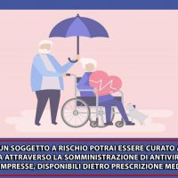 Due anziani assistiti da un caregiver con sedia a rotelle, ombrello e supervisione: scena di cura e protezione in area interna.