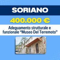 Cartellone turistico Soriano: 400.000 €, adeguamento strutture e Museo Del Terremoto. Immagine mostra edificio storico e strade alberate.