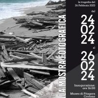 Spiaggia devastata e detriti in legno, manifesti sovrapposti con testo in italiano, data 24/02/24, inaugurazione ore 10:00.