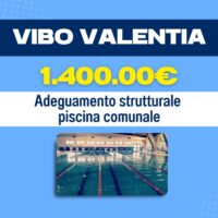 Cartellone pubblicitario blu con prezzo 1.400,00€, testo: Adeguamento strutturale piscina comunale, immagine di piscina all'aperto.