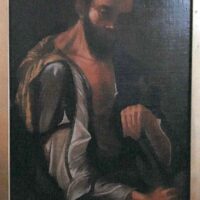 Ritratto in stile classico: figura maschile con mantello scuro, posa virile e abbraccio carico di dramma.