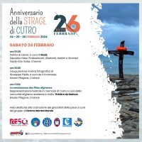 Anniversario della STRAGE DI CUIRO 26 febbraio: evento culturale con Croce e bandiera, onde e icone, manifesti e loghi su sfondo blu marino.