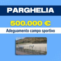 Immagine di un campo sportivo all’aperto con recinzione, lettiga di accesso e grafica pubblicitaria: 500.000 € e Adeguamento campo sportivo