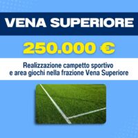 Campo sportivo in erba verde con linee bianche, titolo Vena Superiore, premio di 250.000€ e descrizione evento sportivo nelle frazioni.