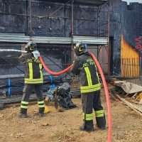 incendio cantiere scuola isola capo rizzuto 17-9-2025 (6)