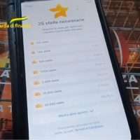 Screenshot di un elenco su uno smartphone, sfondo sfumato con colori azzurri e gialli.