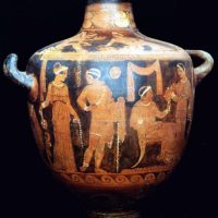 Anfora in ceramica dipinta con figure umane in stile antico, scene di vita su sfondo bruno, manici arrotolati, decorazioni ornamentali