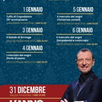 Calendario eventi in italiano: 1–5 gennaio e oltre, festa di Natale, Capodanno, concerti e mercatini, serate con ospiti speciali; immagine di presentatore sorridente.