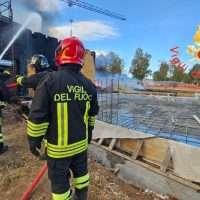 incendio cantiere scuola isola capo rizzuto 17-9-2025 (5)