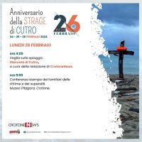 Grafica di annuncio evento: Anneversario della Strage di Cutro 26 febbraio con croce su mare, testo informativo e icone loghi, formato orizzontale.
