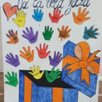 Busta regalo azzurro e arancio con fiocco grande, contorni colorati di mani in varie tonalità, sfondo bianco con scritte decorative.