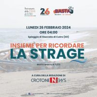 Poster evento sul lungomare: testo in italiano con colori azzurri e arancioni, promuove una memoria storica a Crotone il 26 febbraio 2024