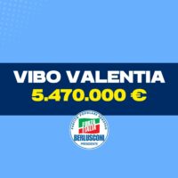 Logo con testo Vibo Valentia 5.470.000 € su sfondo blu scuro e azzurro, fascia centrale, stemma Italia del Sun Silver.