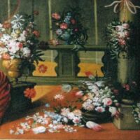 Interno ornato con vasi di fiori, bouquet sparsi e tendaggi verdi, atmosfera barocca delicata e colorata.