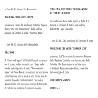 TITOLO: momenti di lettura e interventi a una conferenza; partecipanti in sala, relatori al tavolo, pubblico ascolta attentamente.