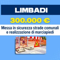 Segnaletica di cantiere: lavoro su strada per messa in sicurezza e realizzazione marciapiedi con veicoli e cono peloso.
