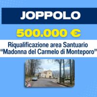 Manifesto in italiano per progetto benefico Joppolo: 500.000 €, riqualificazione area Santuario 'Madonna del Carmelo di Monteporo', immagine of calle con edificio.