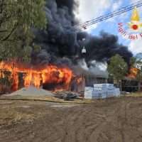 incendio cantiere scuola isola capo rizzuto 17-9-2025 (2)
