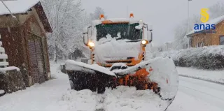Neve e maltempo nel cosentino: in azione 30 mezzi tra spargisale e spazzaneve