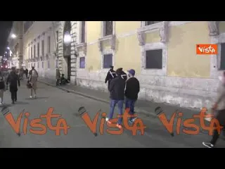 Via del Corso a Roma tra controlli e barriere anti-assembramento nell’ultimo weekend giallo