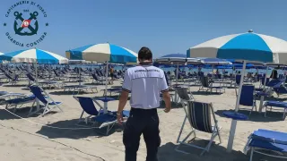 Cirò Marina, occupati abusivamente 2800 metri di spiaggia: tre denunce