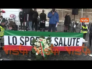 Il mondo dello sport “in lutto” deposita una corona di fiori al sit-in di Piazza del Popolo