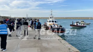 Secondo sbarco dell'anno a Crotone: 65 le persone giunte in porto
