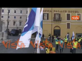 “Io resto autonomo”. I rider che dicono no al contratto da dipendente. Le immagini del sit-in