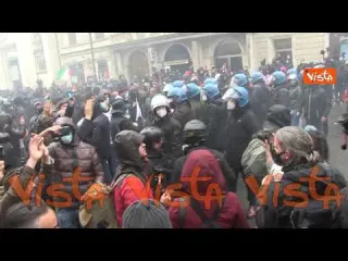 Bombe carta contro il cordone della polizia, tafferugli a Roma per la manifestazione “Io Apro”