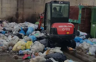 In fiamme cumuli di spazzatura nell'area di stoccaggio del Vibo center