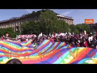 Il bandierone della pace srotolato al presidio del 25 aprile del Comitato Antifascista di Milano