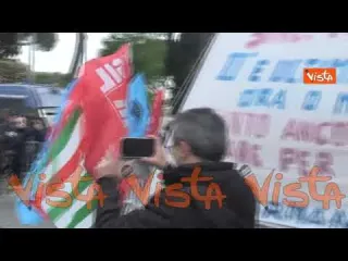 I lavoratori dell’opera suonano e cantano l’Inno di Mameli alla protesta in Campidoglio