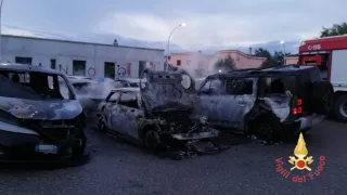 Arrestato l'autore dell'incendio di sei auto a Giovino di Catanzaro: l'obbiettivo era una donna